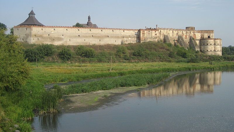 File:Medzhybizh Castle (Меджибіж).JPG