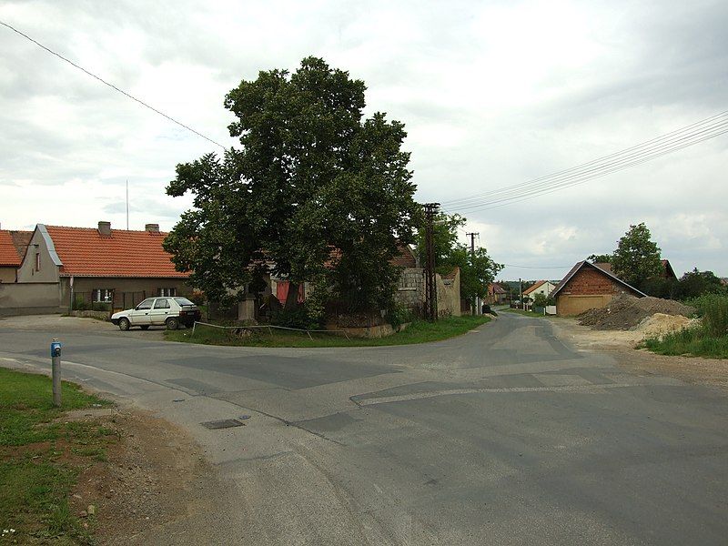 File:Mezouň, křižovatka.JPG