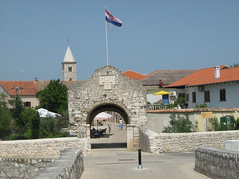 File:Nin (lower gate).JPG