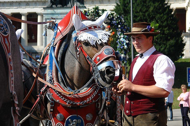 File:Oktoberfest-Kutscher.jpg