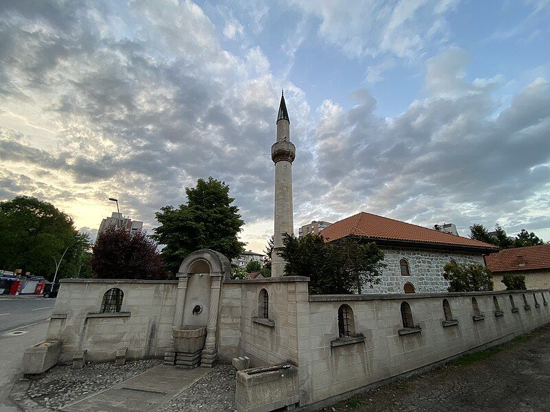 File:Sejmenska džamija Zenica.jpg