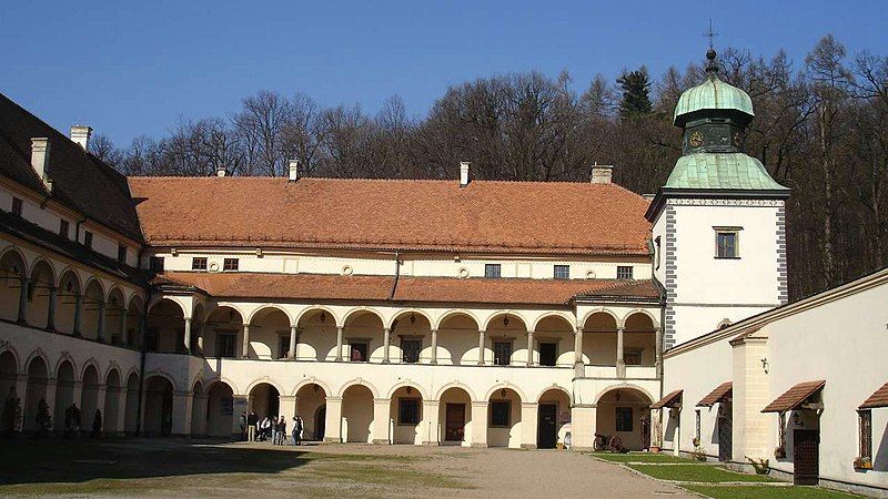 File:SuchaBeskidzka castle.jpg