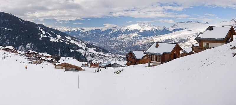 File:Vallandry and Plan-Peisey.jpg