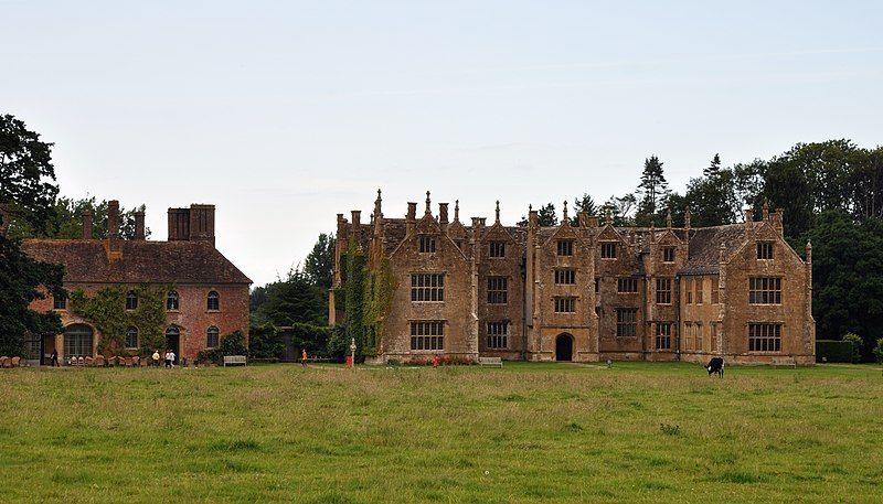 File:Barrington Court.jpg