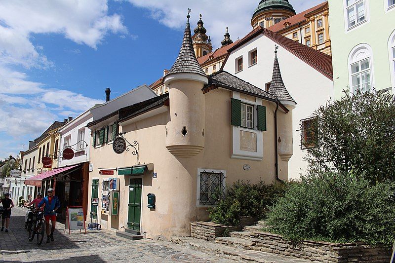 File:Hauptstraße13Melk.JPG