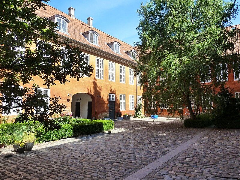 File:Hestegardekasernen - courtyard.JPG