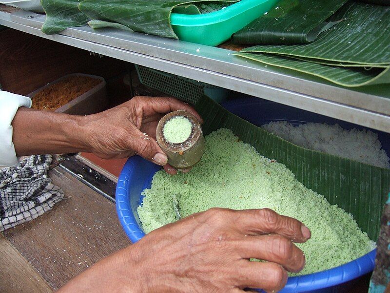 File:Kue putu 3.JPG