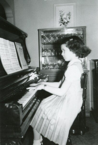 File:MasseChild.Pianist.tif