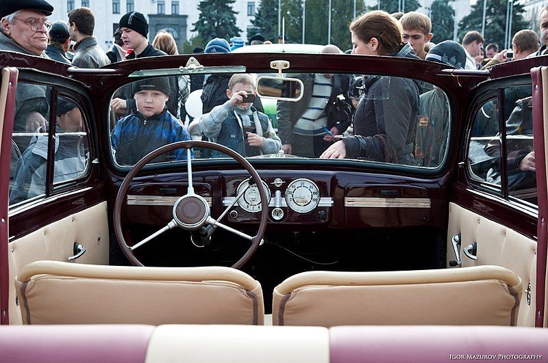 File:Moskvitch-400-convertible-interior.jpg