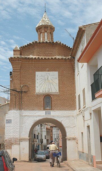 File:Quinto town gate.JPG