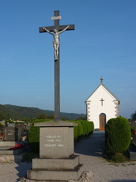 File:Rohrbach Gölsen Friedhofskreuz.jpg