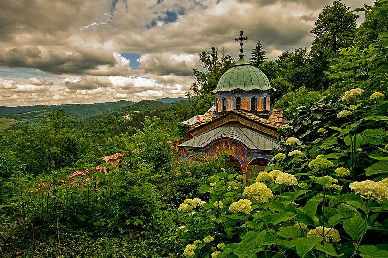 File:Sokolski manastir.jpg