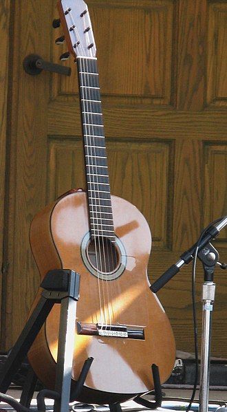 File:Lester DeVoe guitar.jpg