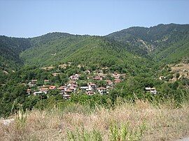 The village with in the background the peak Bakakas of the mountain range Lykomnimata (=Wolftombs)