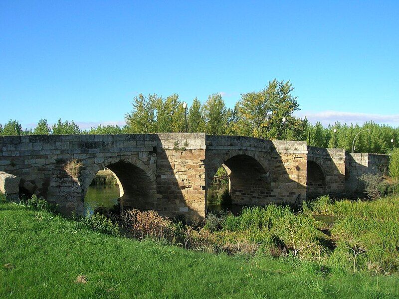 File:PuenteCeaSahagún.jpg