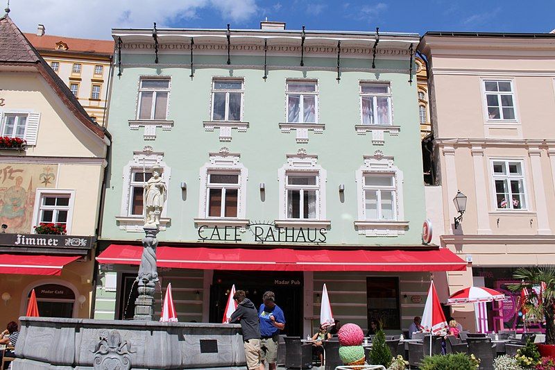 File:Rathausplatz4Melk.JPG