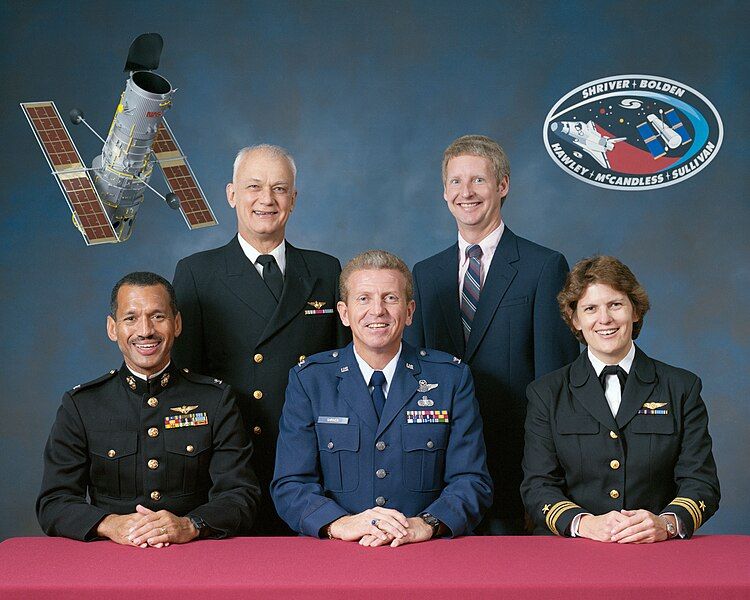 File:STS-31 crew.jpg