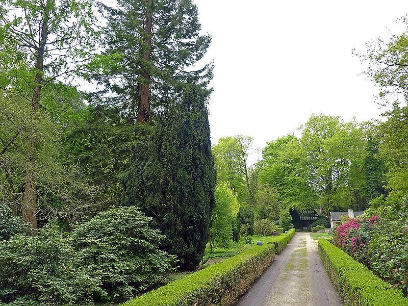 File:Sequoiafarm Eingangsbereich.jpg