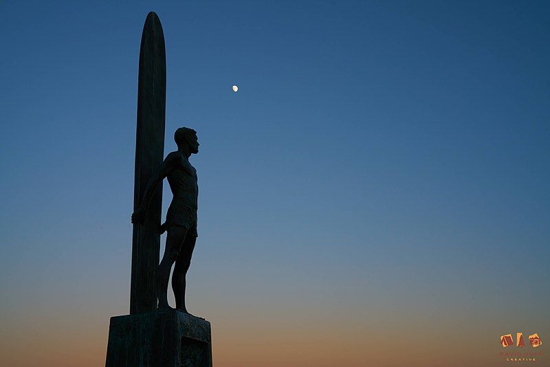 File:Surfing Statue.jpg