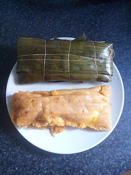 File:Tamal peruano envuelto.jpg