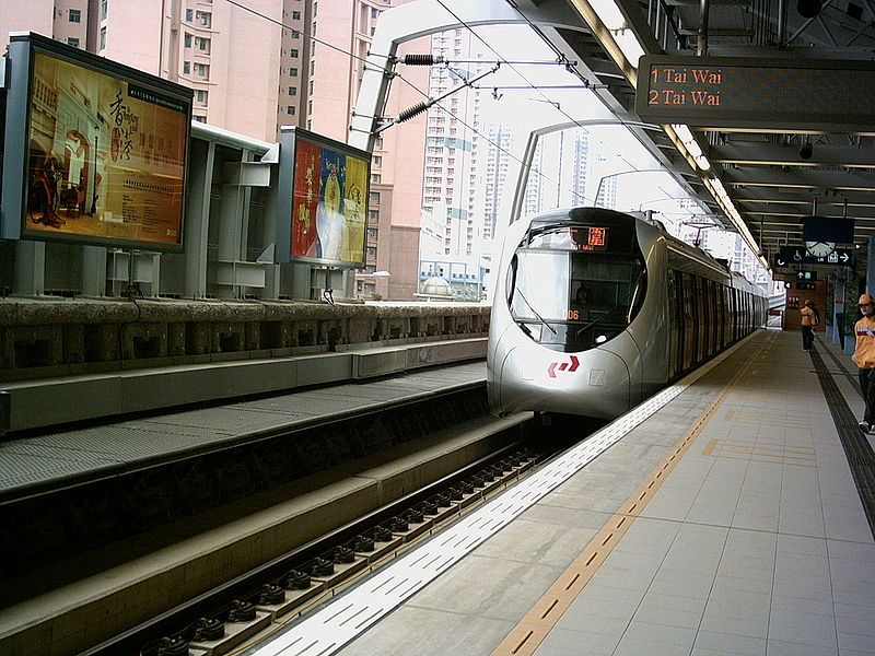 File:Trainapproachinghengondec04.jpg