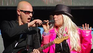 Bozzio performing with Warren Cuccurullo in 2009