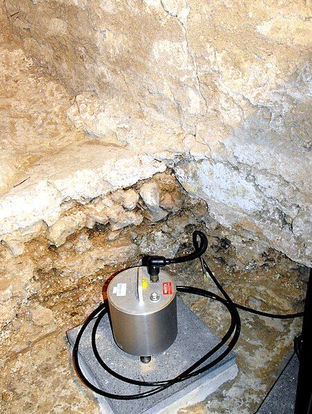 File:AC Dom Seismometer.jpg