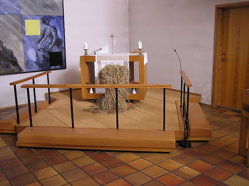 File:Bavnehøj Kirke alter.jpg