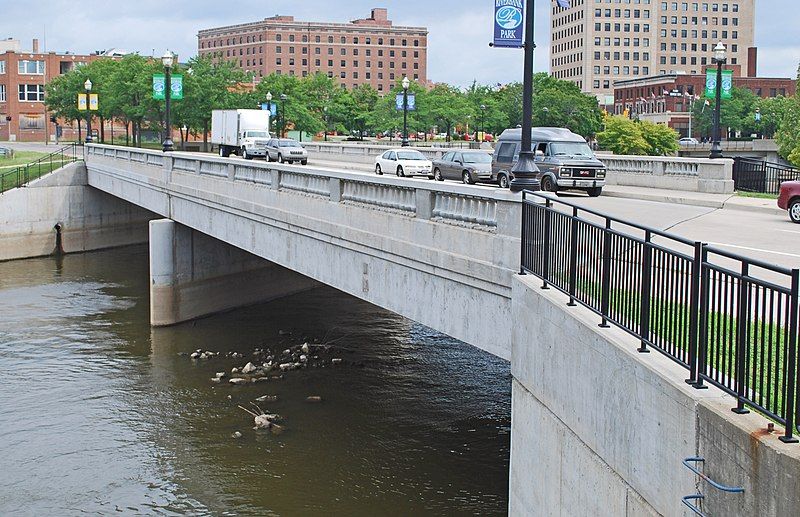 File:Beach-GarlandSt-FlintRiverBridgeFlintMI.JPG