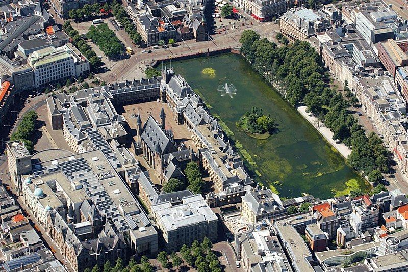 File:Binnenhof luchtfoto.jpg