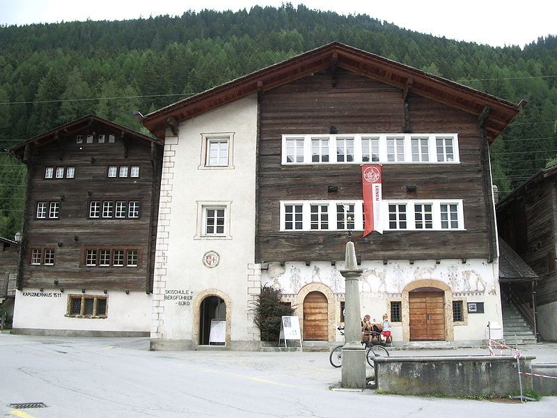 File:Ernen-Kapuzinerhaus.jpg