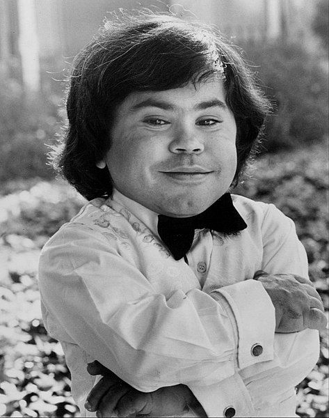 File:Herve Villechaize 1977.jpg