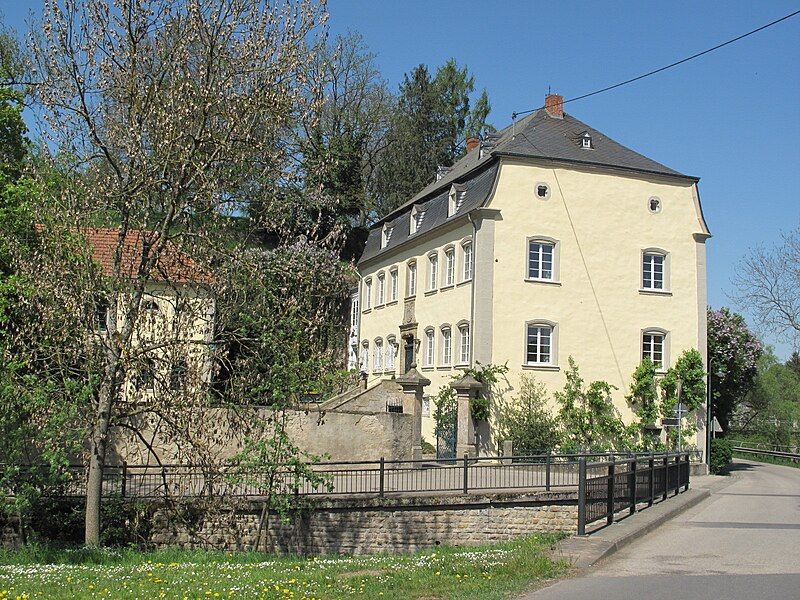 File:Schloss Holsthum.jpg