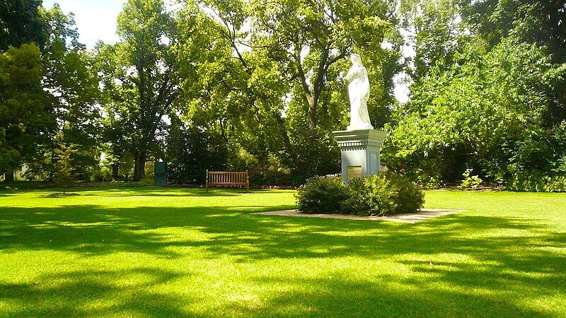 File:Albury Botanic Gardens.jpg