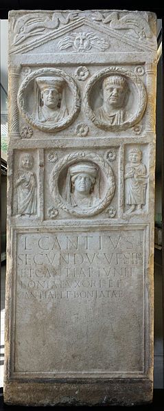 File:Cantius-Stele 20130724.jpg