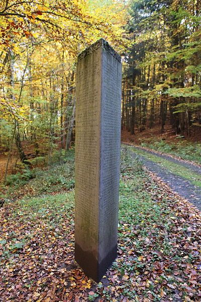 File:Großer-Gleichberg-Gedenkstele.jpg