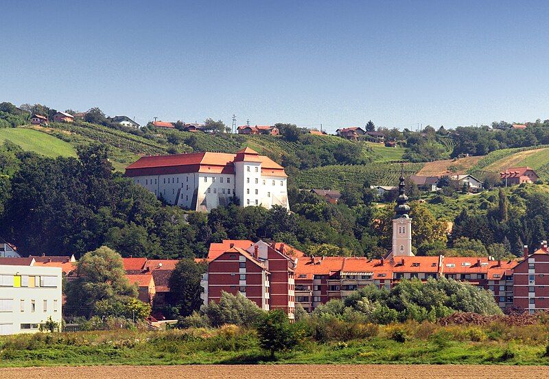 File:Lendava-Le chateau.jpg