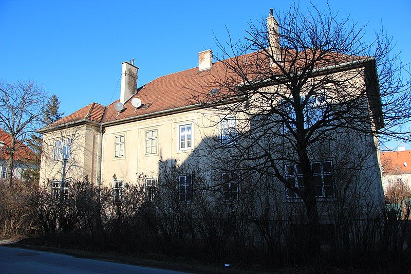 File:Neurißhof 2930.jpg