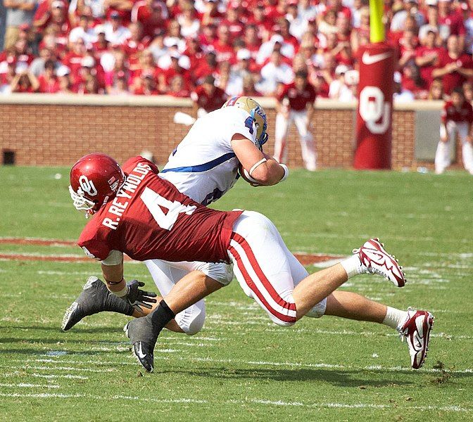 File:OklahomaSooners-TulsaGoldenHurricane-2009-RyanReynolds-Tackle.jpg