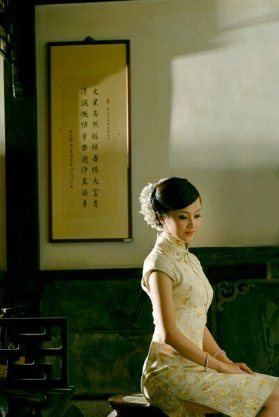 File:Qipao woman.jpg