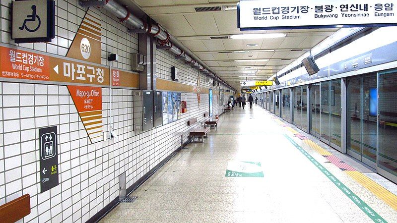 File:Seoul-metro-620-Mapo-gu-office-station-platform-20191022-084150.jpg