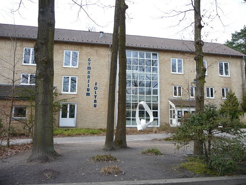 File:Soltau Gymnasium Front.jpg