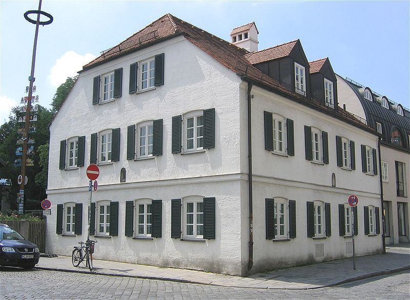 File:Viereckhof Muenchen-Schwabing-2.jpg