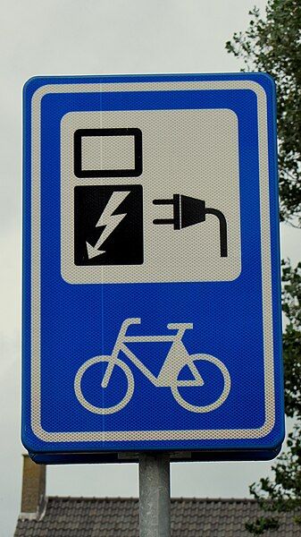 File:Öffentliche E-Bike Ladestation.JPG