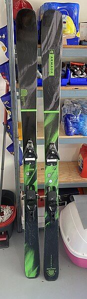 File:Armada Skis.jpg