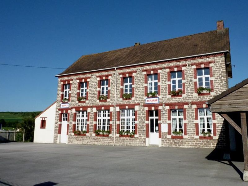 File:Brunembert Mairie-Ecole.jpg