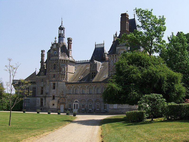 File:ChateaudeMontigny-le-Gannelon.jpg