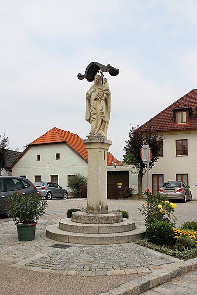 File:Gansbach - Mariensäule.JPG