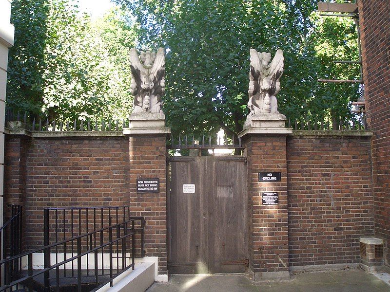 File:Gray's Inn entrance.jpg