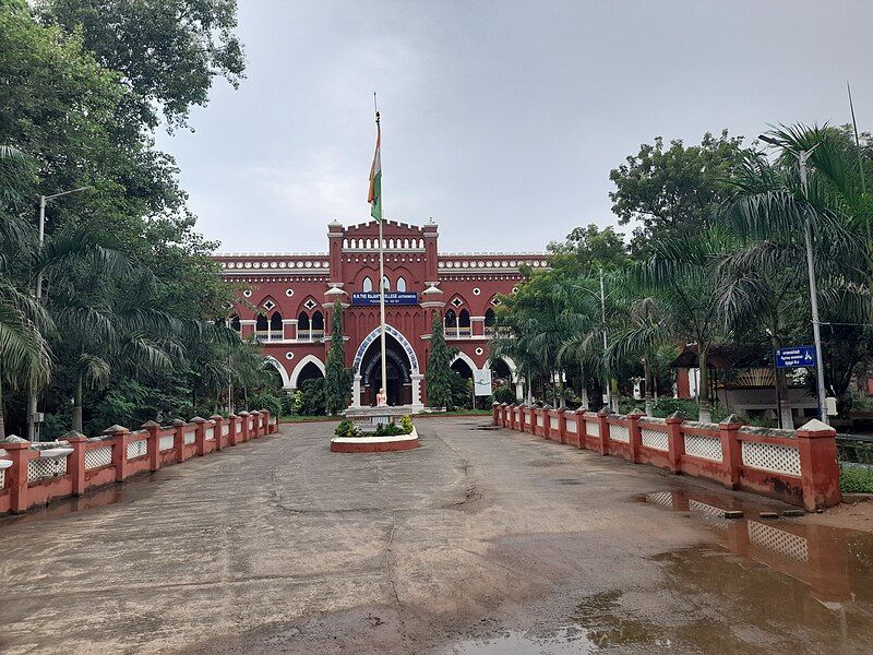 File:HH Rajah College.jpg